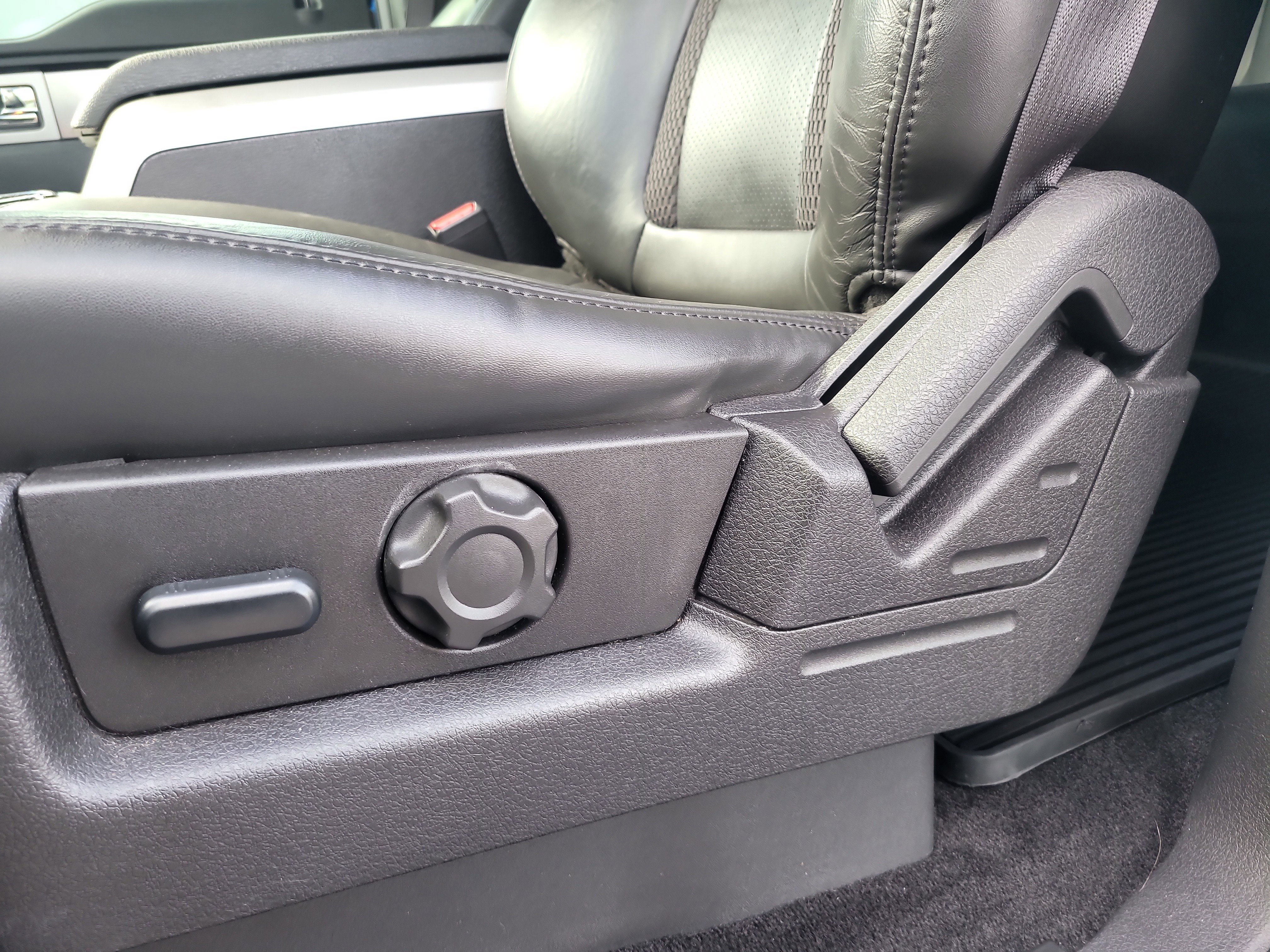 Used 2013 Ford F150 Raptor image 19