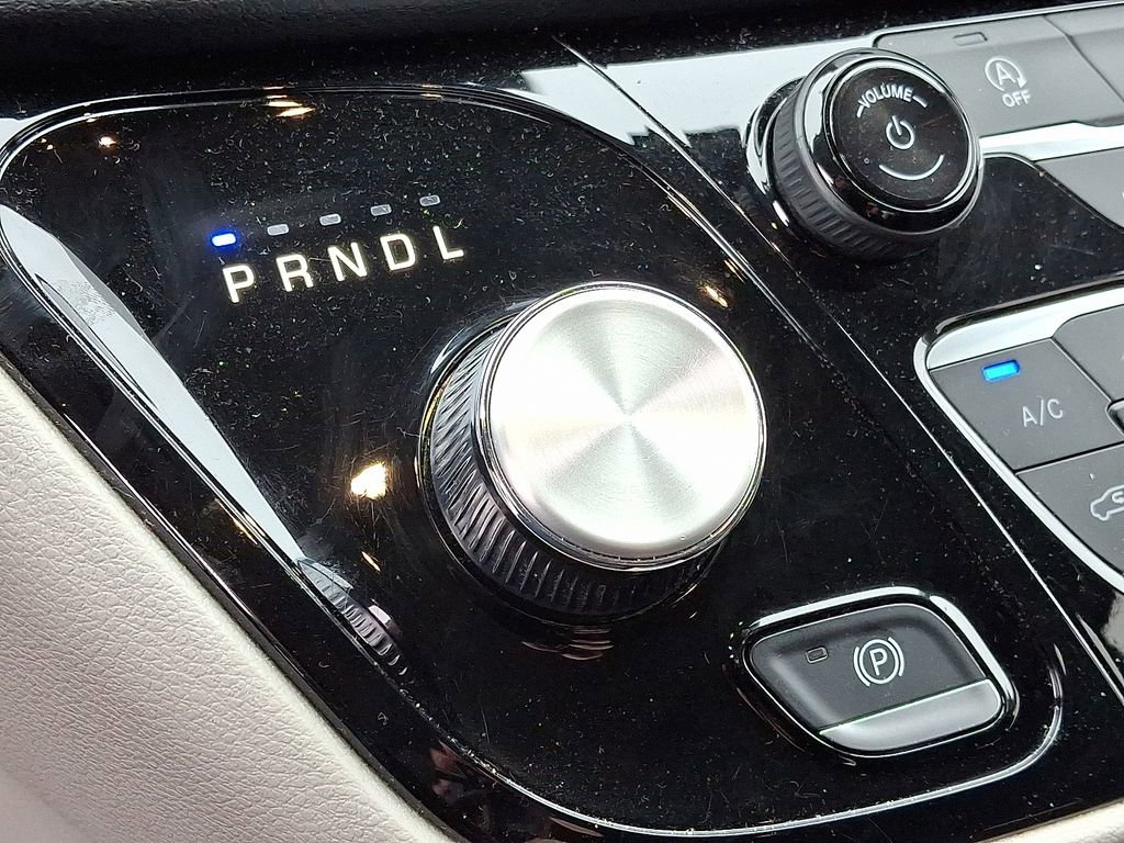 Used 2023 Chrysler Voyager LX image 15