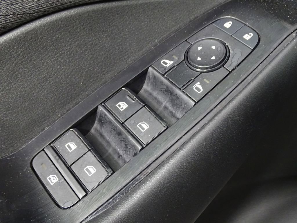 Used 2023 Nissan Rogue S image 17