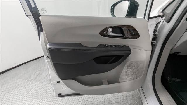 Used 2023 Chrysler Pacifica Limited FWD image 13