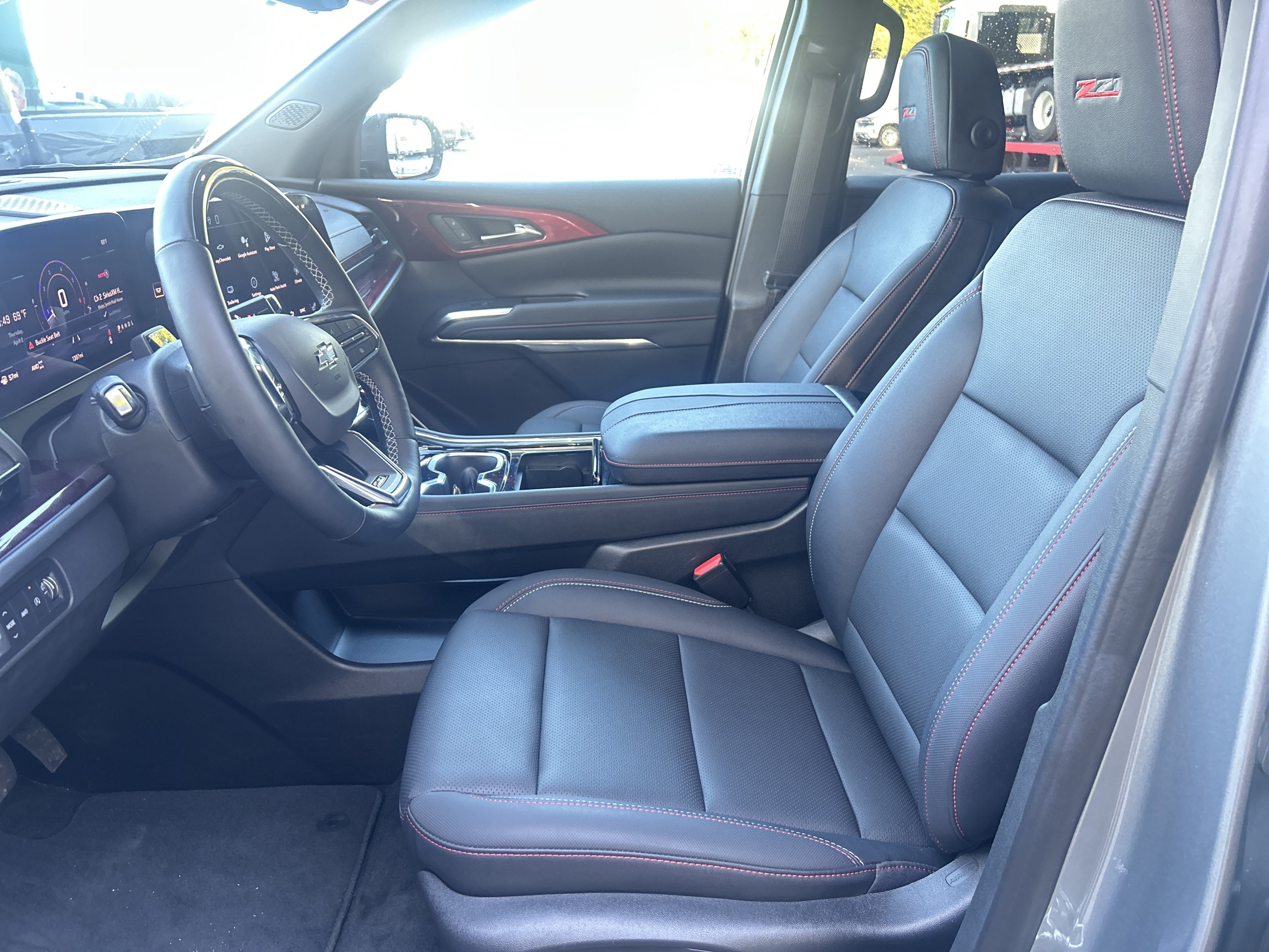 Used 2025 Chevrolet Traverse Z71 w/ Enhanced Driving Package AWD/4WD image 16