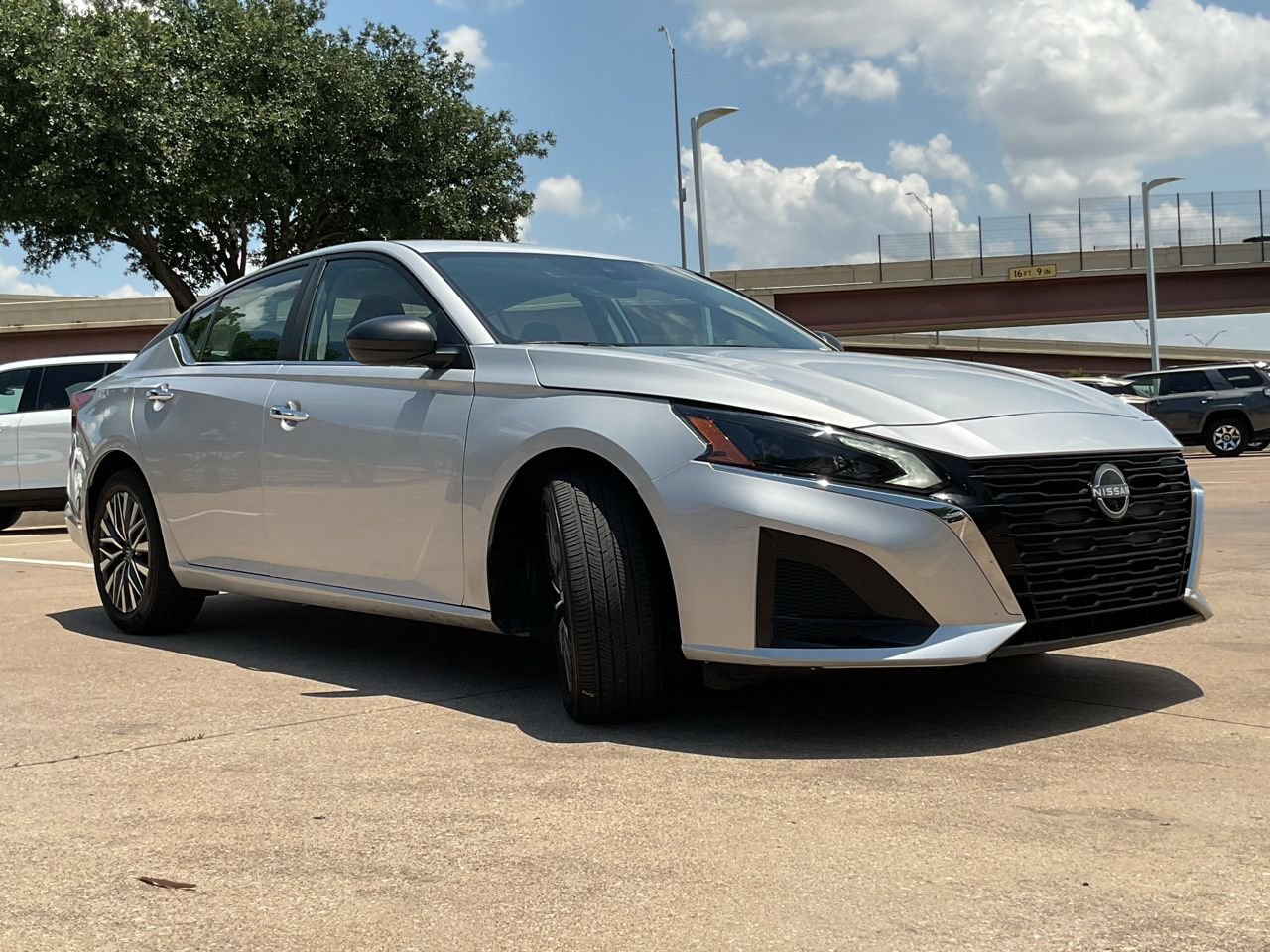 Used 2025 Nissan Altima 2.5 SV FWD image 3