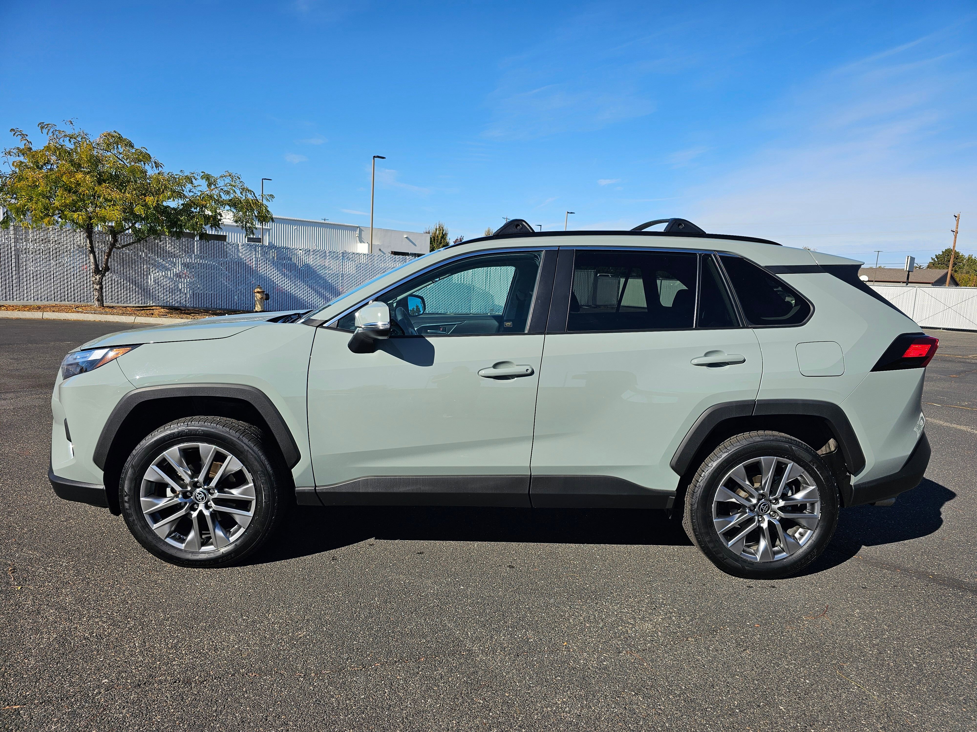 Used 2023 Toyota RAV4 XLE Premium image 3