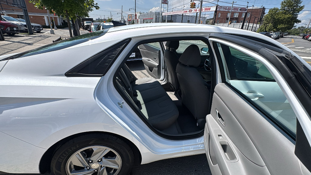 Used 2024 Hyundai Elantra SE FWD image 26