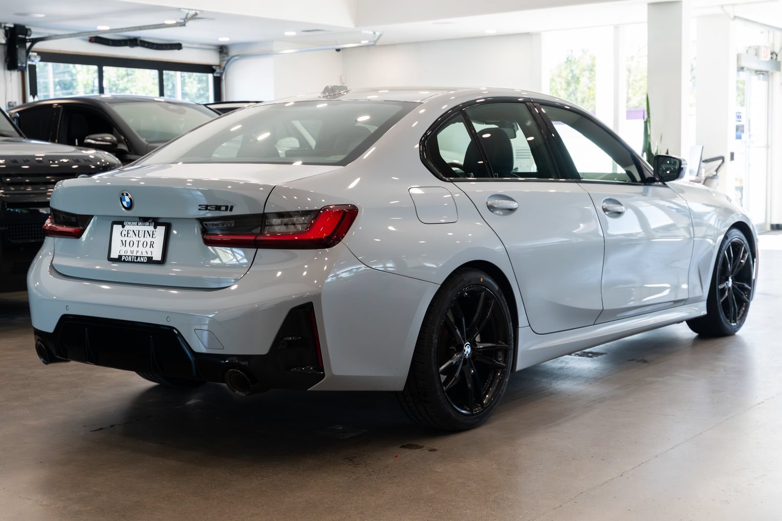 Used 2024 BMW 330i Sedan w/ M Sport Package RWD image 4