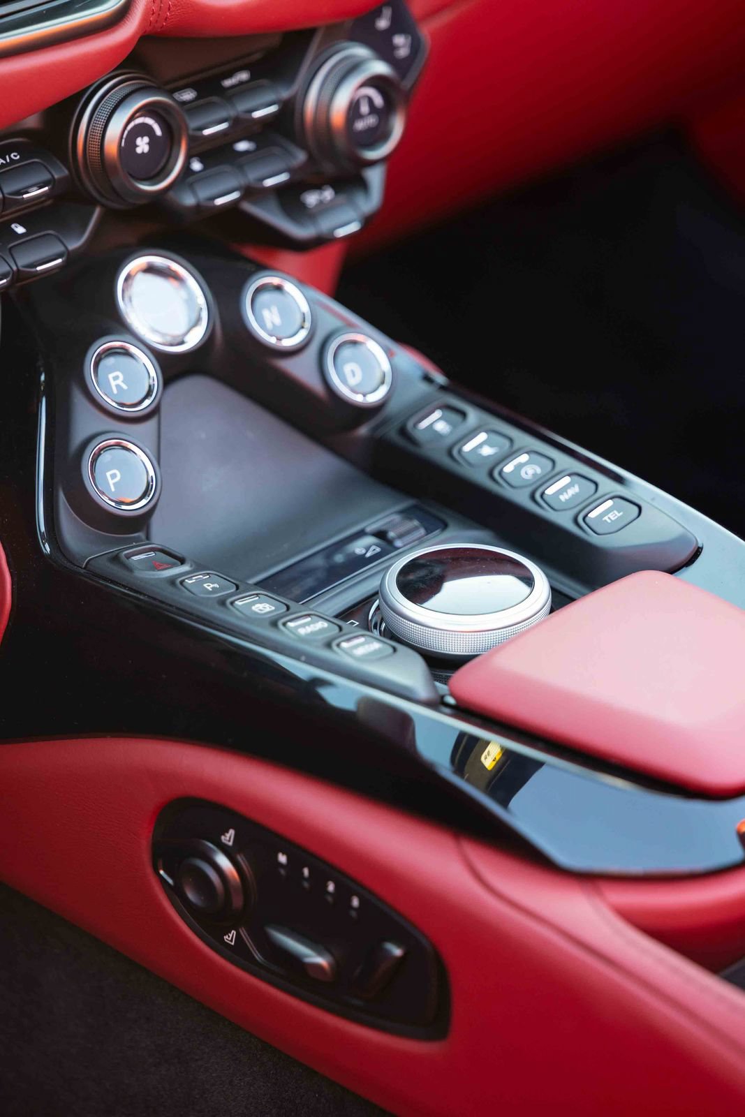 Used 2023 Aston Martin V8 Vantage Roadster RWD image 14