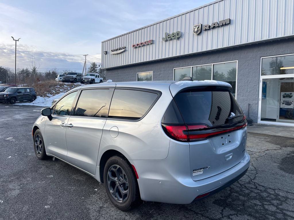 New 2023 Chrysler Pacifica Touring-L w/ S Appearance Package FWD image 4