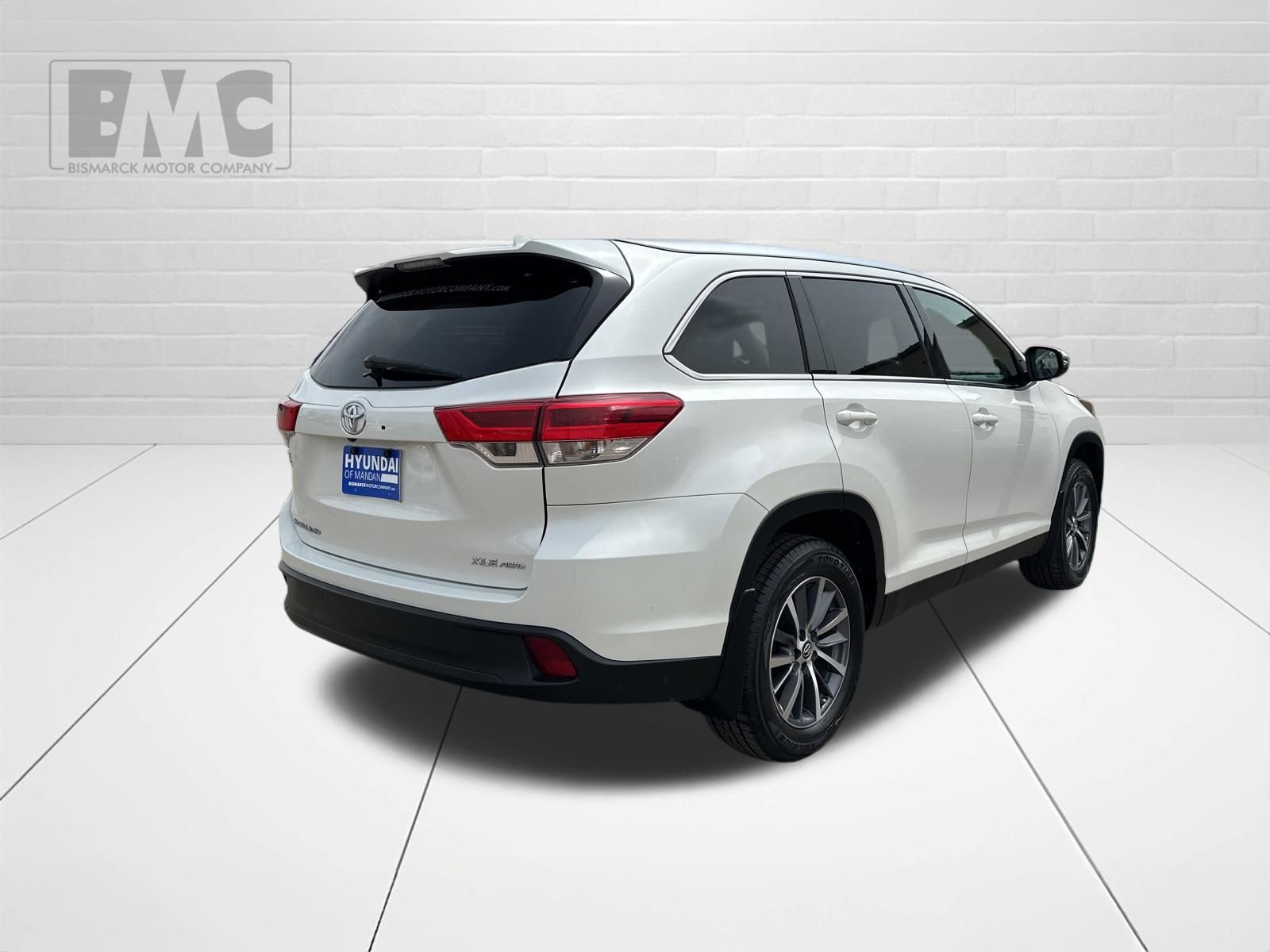 Used 2019 Toyota Highlander XLE AWD/4WD image 3