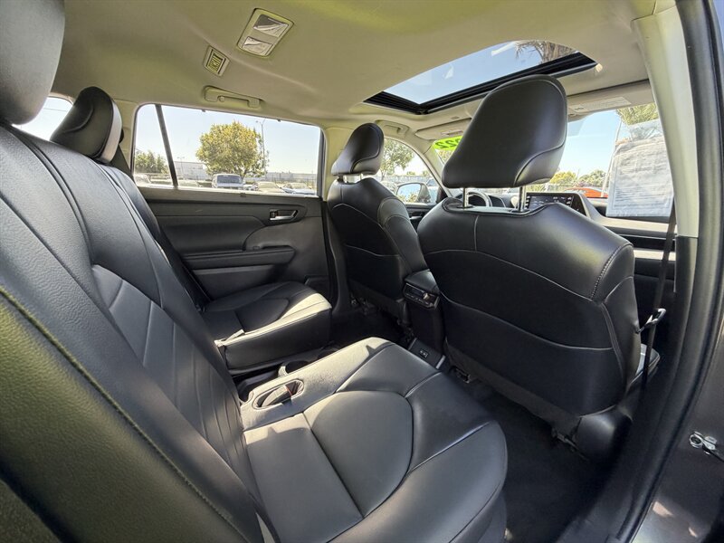 Used 2022 Toyota Highlander XLE AWD/4WD image 36