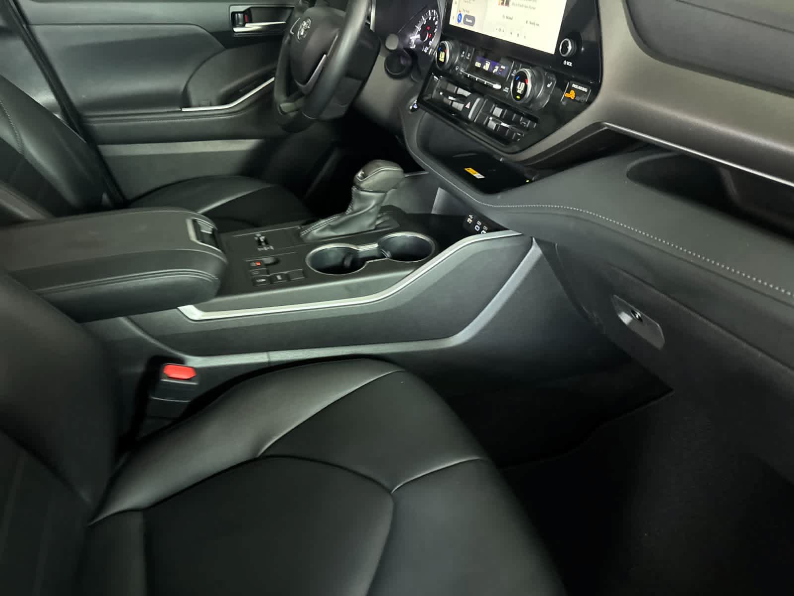 Used 2023 Toyota Highlander XLE FWD image 18