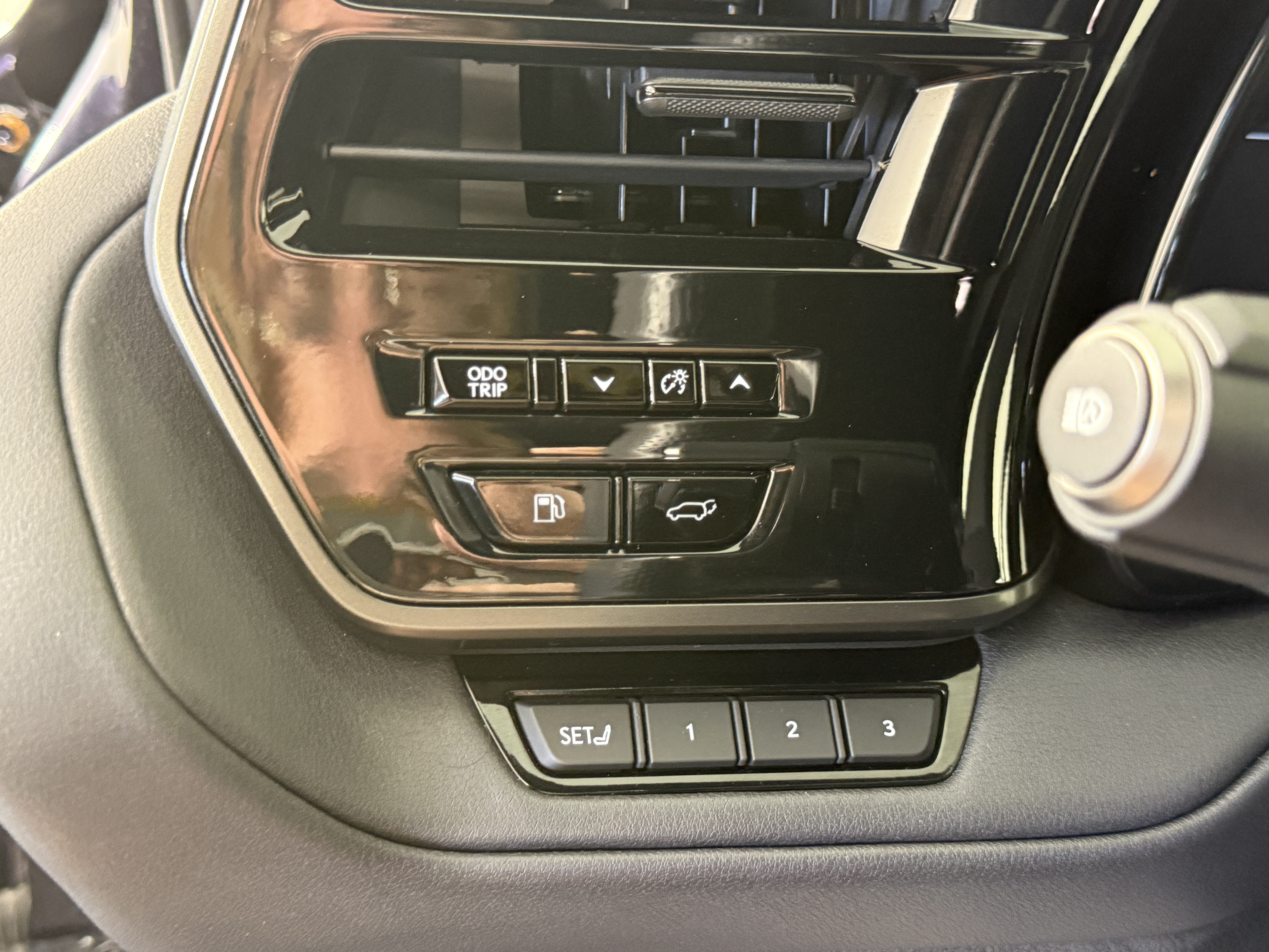 Used 2025 Lexus TX 500h AWD w/ Technology Package image 27