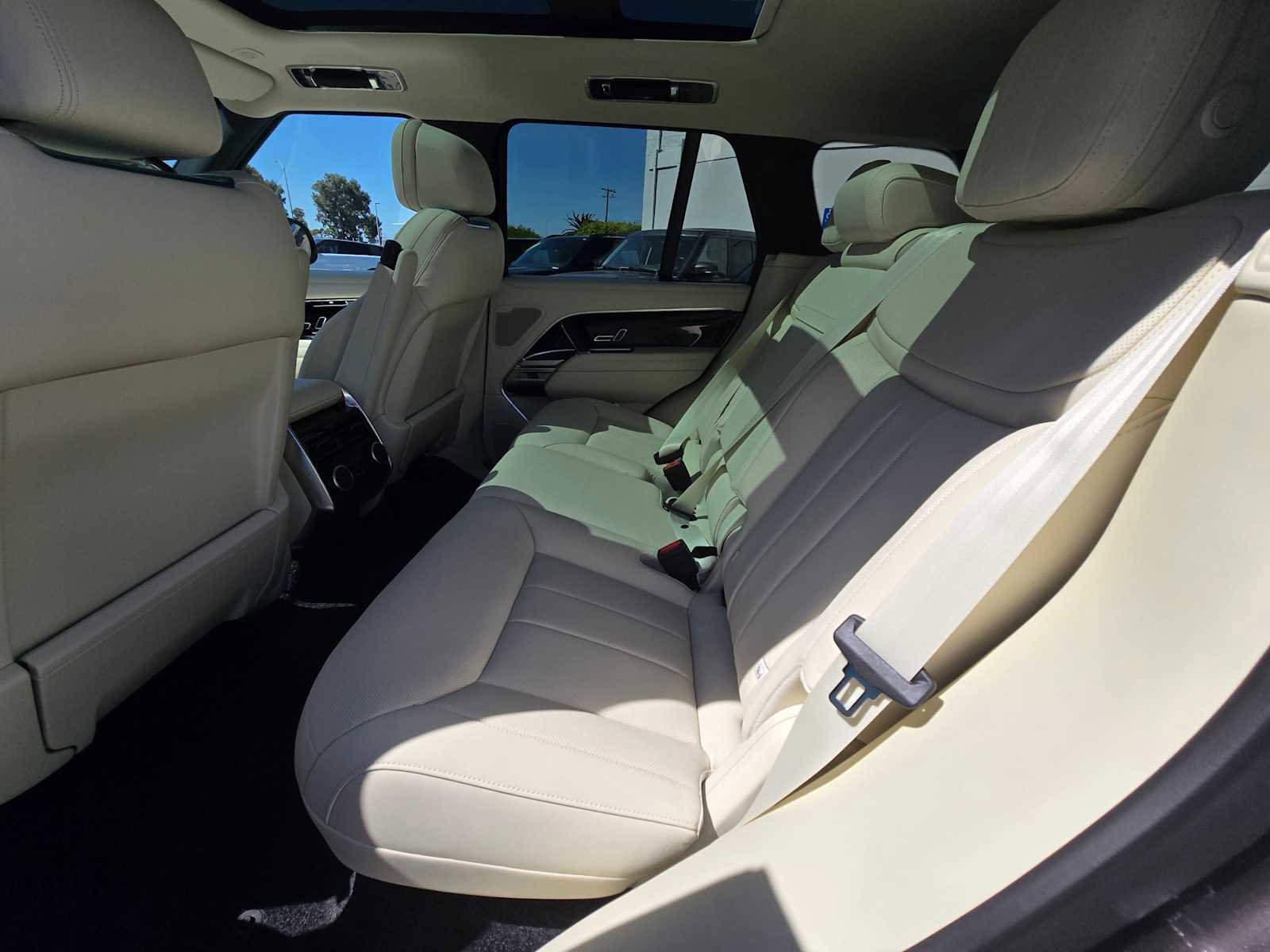 New 2025 Land Rover Range Rover SE image 20