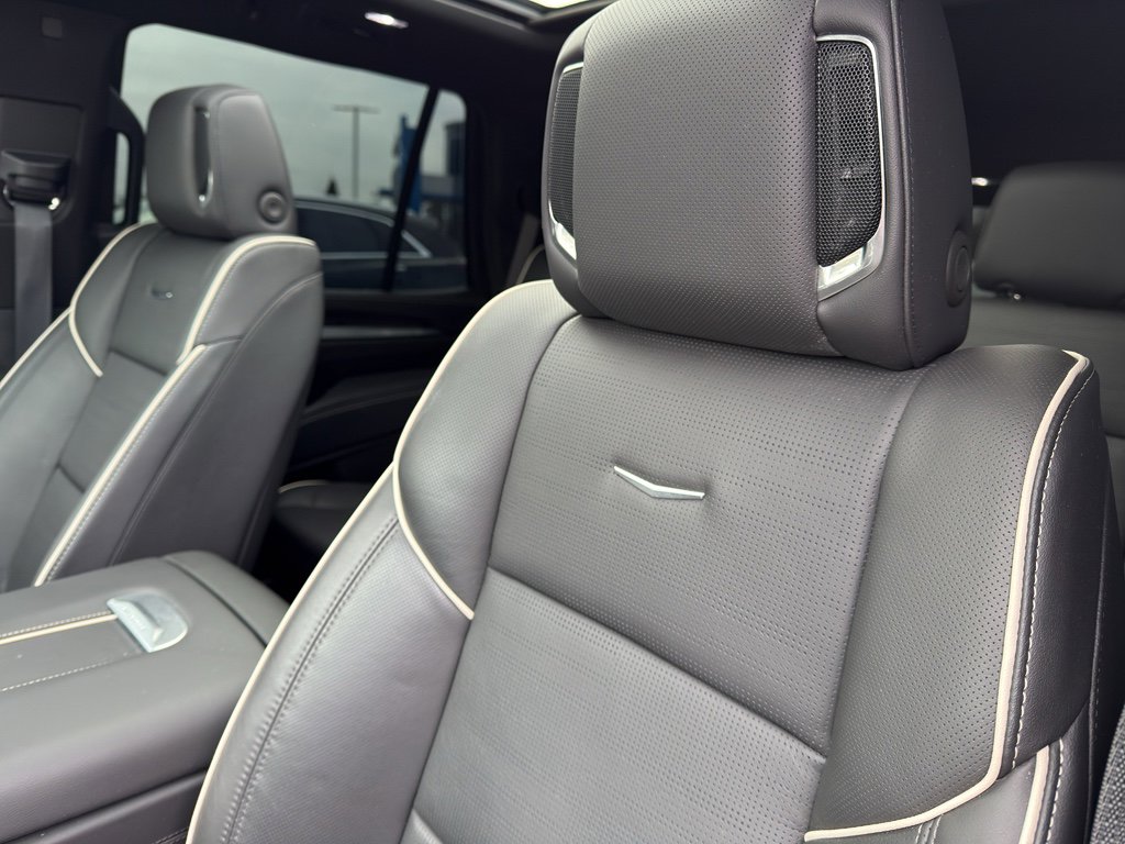 Used 2025 Cadillac Escalade Premium Luxury image 13