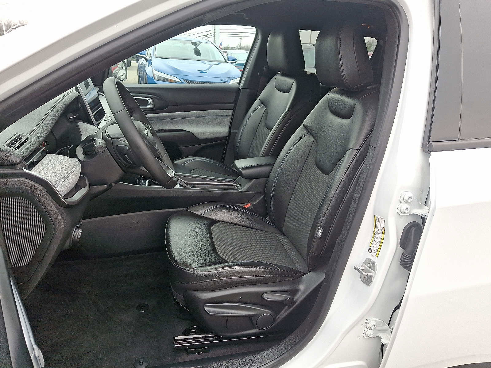 Used 2023 Jeep Compass Latitude image 14