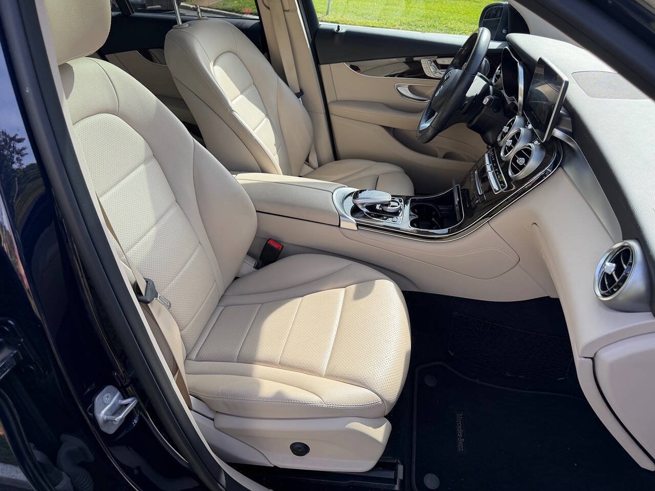 Used 2018 Mercedes-Benz GLC 300 4MATIC image 19