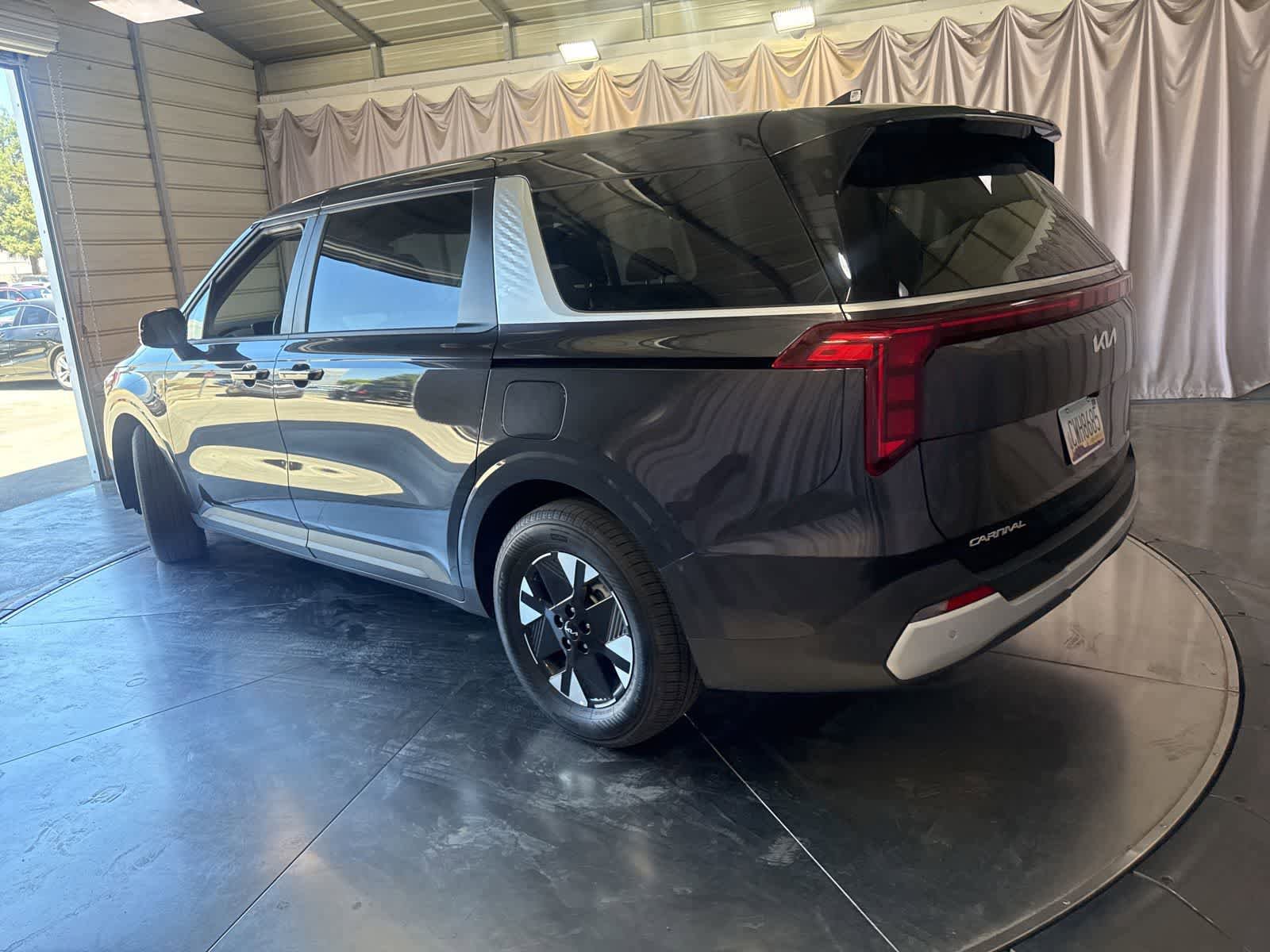 Used 2026 Kia Carnival LXS FWD image 7