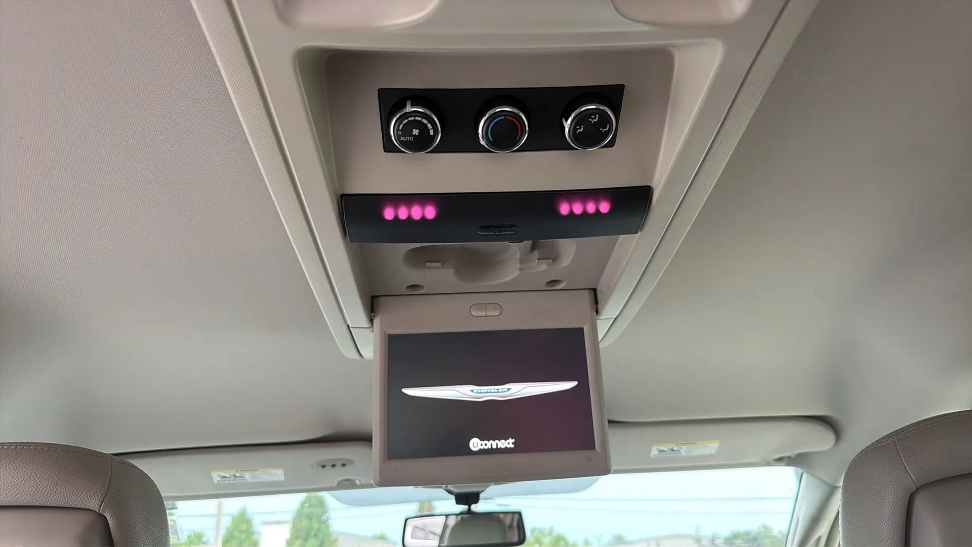 Used 2013 Chrysler Town & Country Touring-L w/ Driver Convenience Group FWD image 16