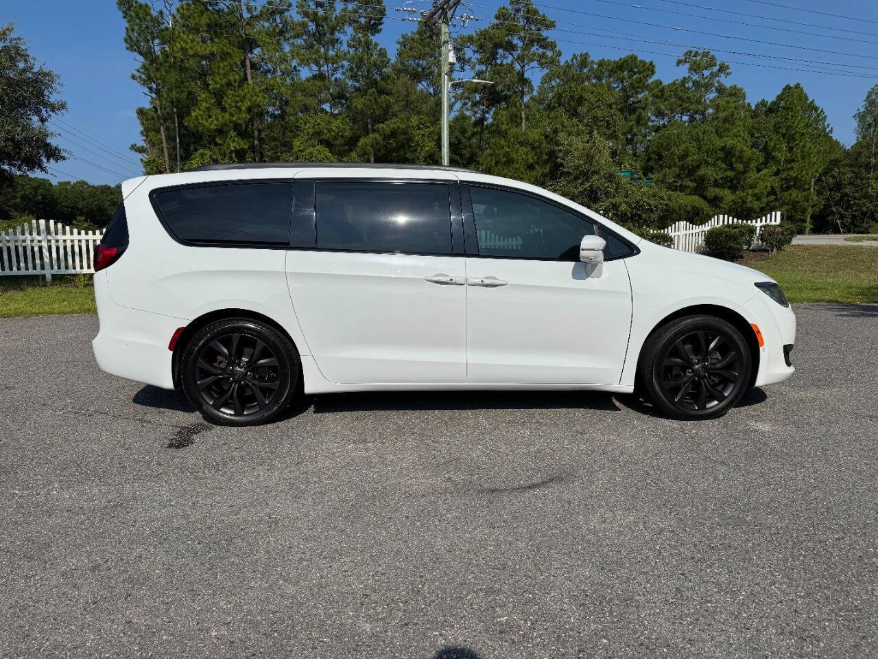 Used 2019 Chrysler Pacifica Limited w/ Advanced Safetytec Group FWD image 7