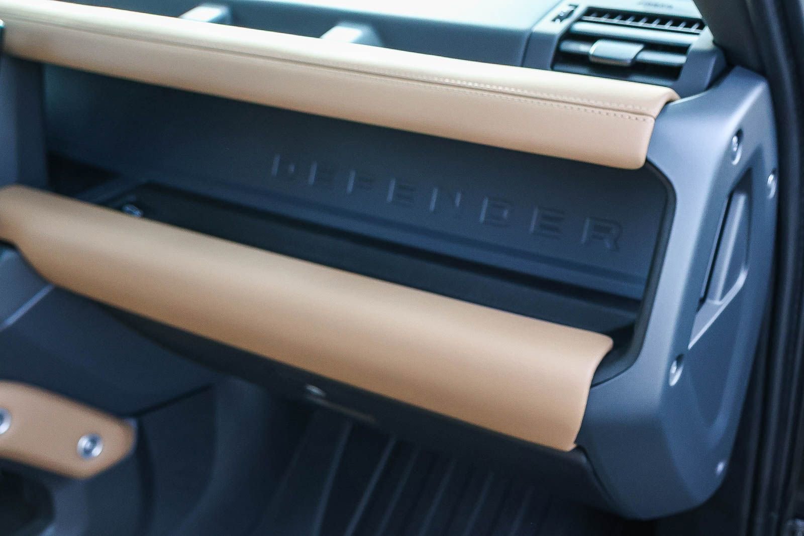 New 2026 Land Rover Defender 110 X-Dynamic SE image 18