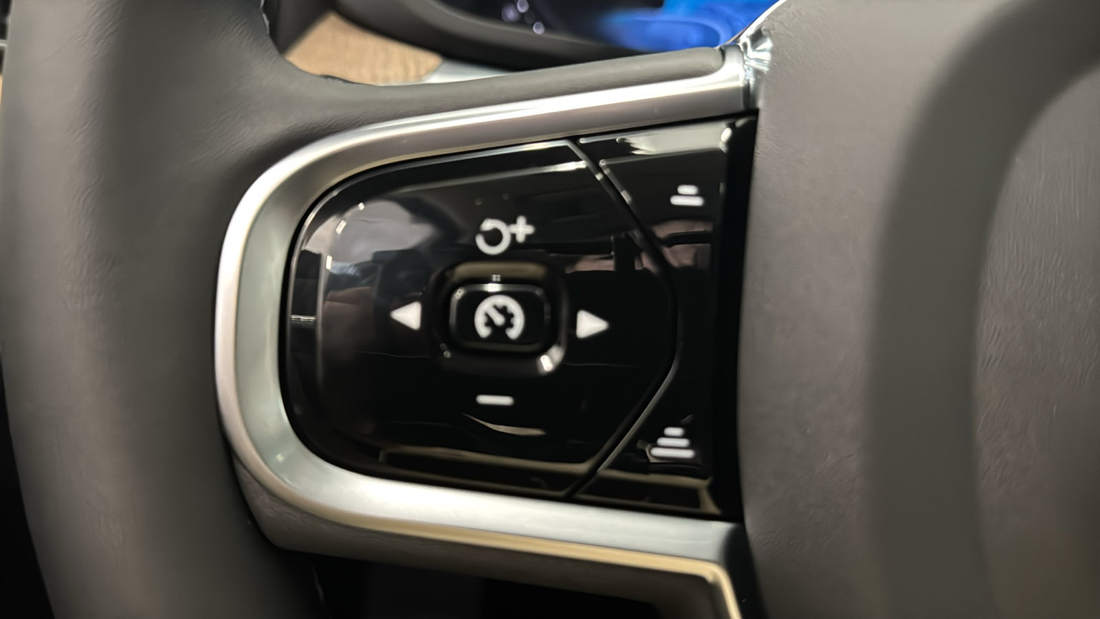 New 2027 Volvo XC60 B5 Ultra AWD/4WD image 13