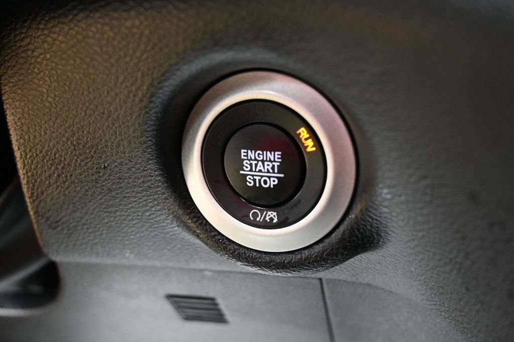 Used 2025 Chrysler Pacifica Select FWD image 20