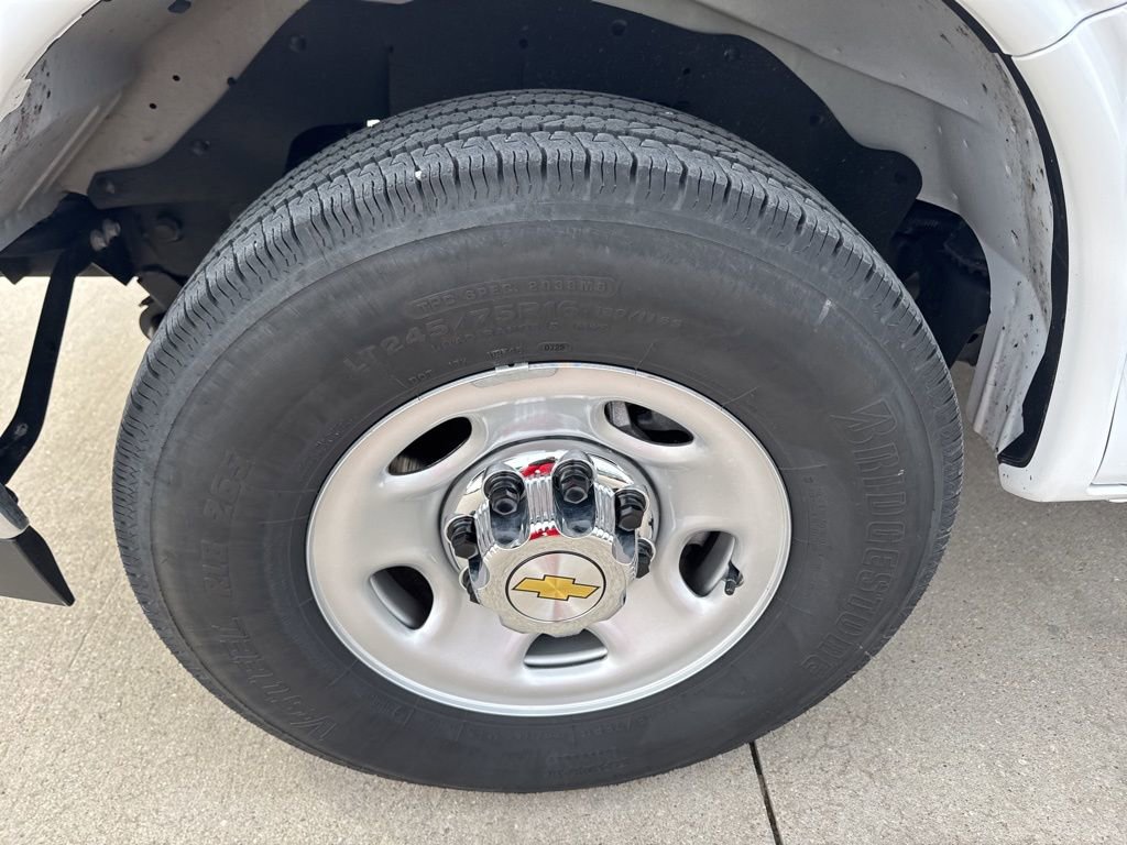 Used 2025 Chevrolet Express 3500 LT w/ LT Preferred Equipment Group image 4