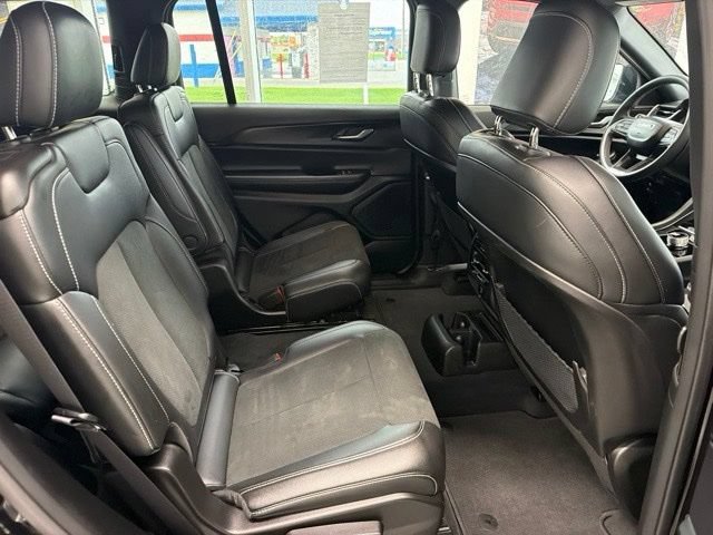 Used 2025 Jeep Grand Cherokee L Altitude AWD/4WD image 11