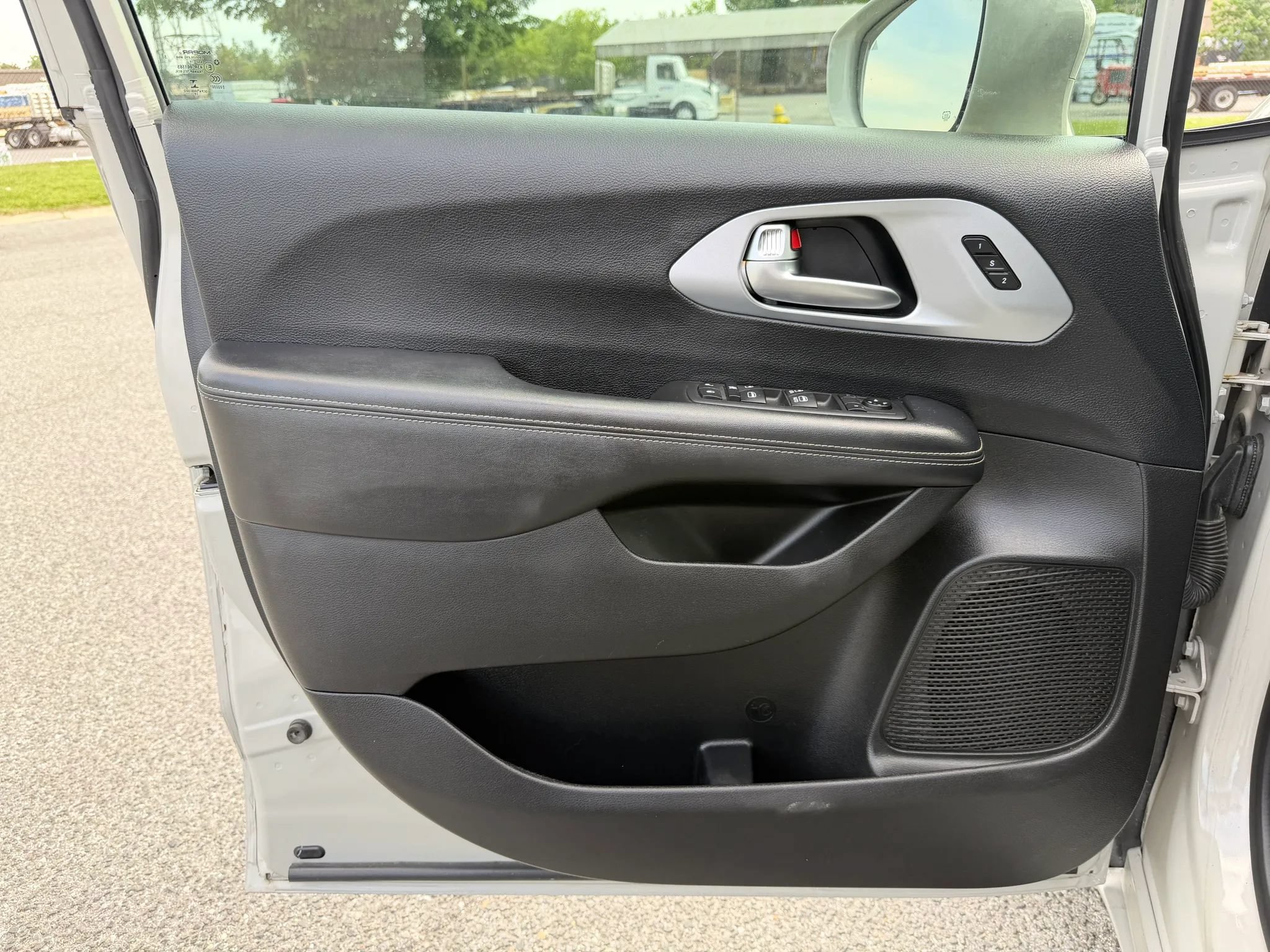 Used 2020 Chrysler Pacifica Touring-L w/ S Appearance Package FWD image 25