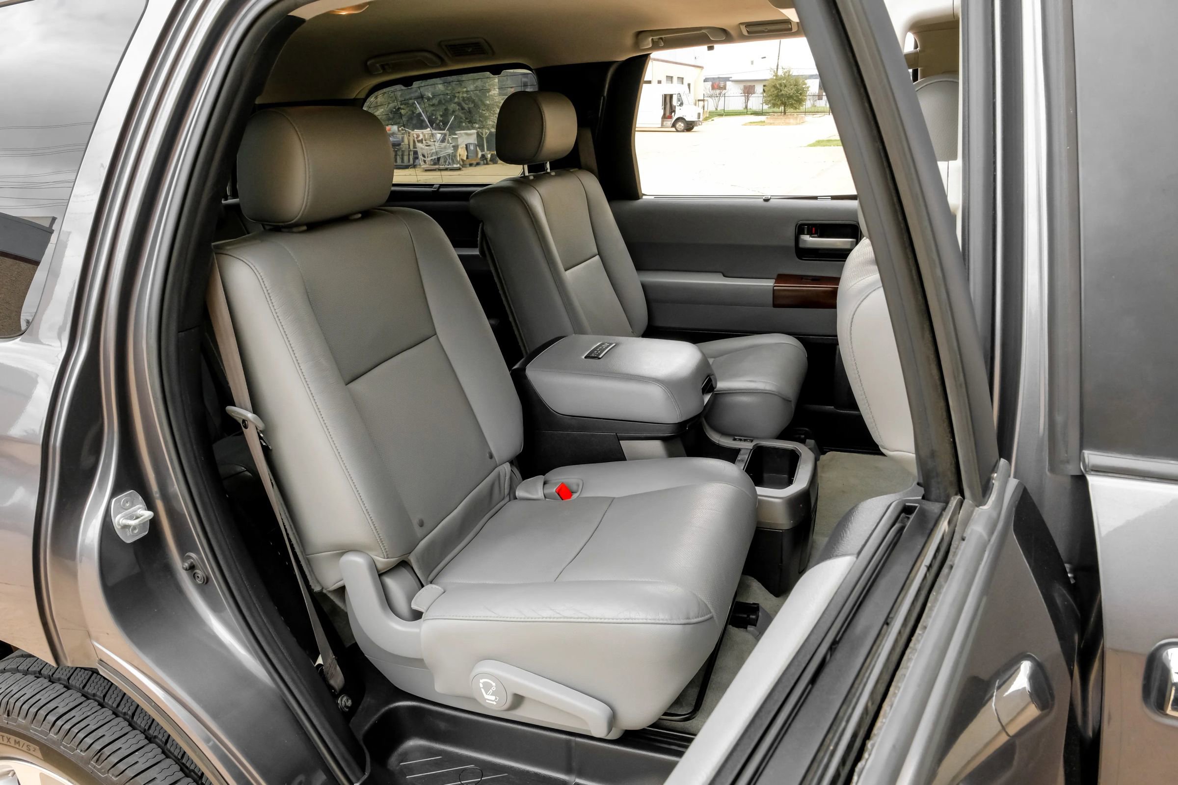 Used 2011 Toyota Sequoia Platinum AWD/4WD image 34