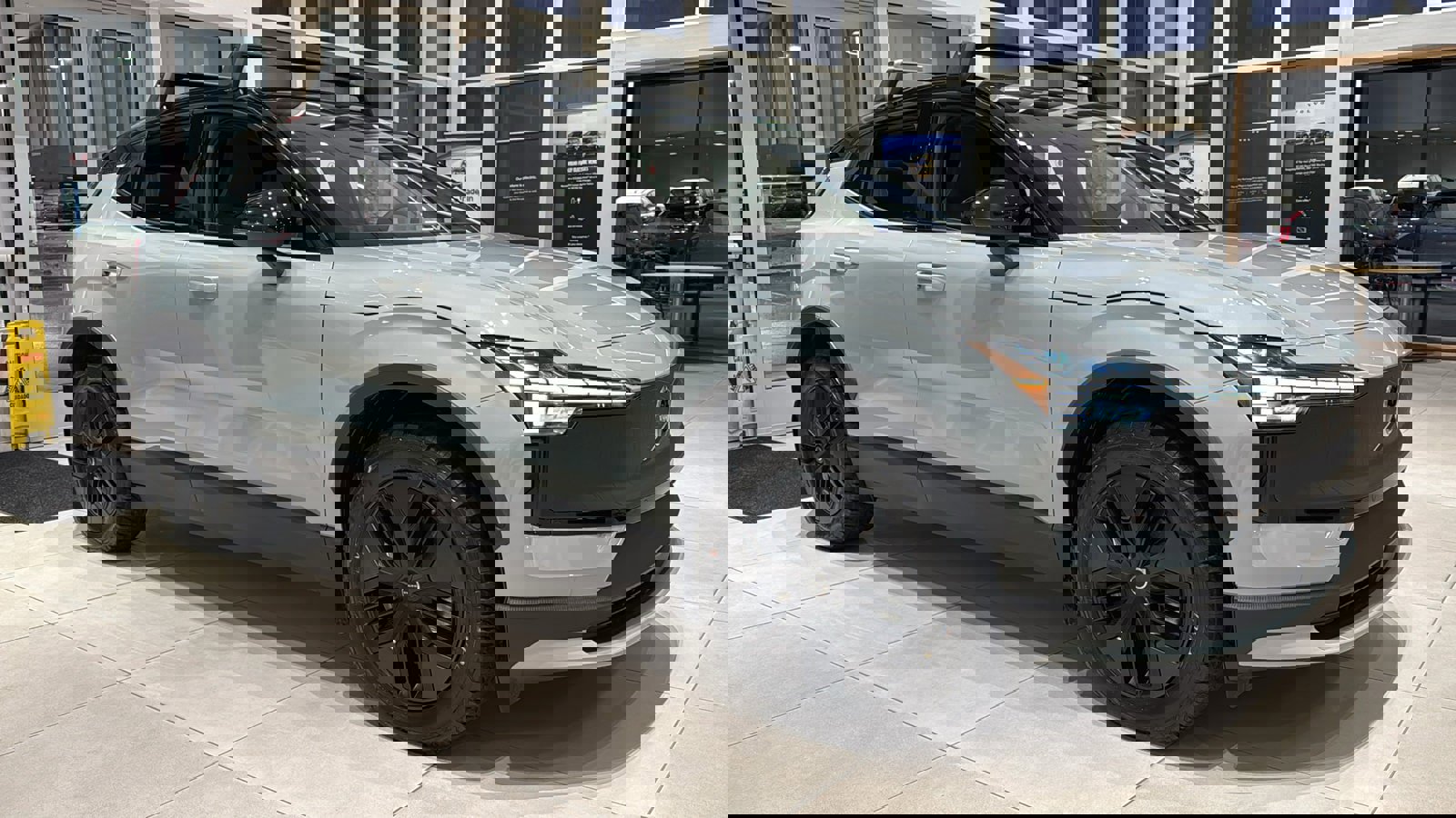 Used 2026 Volvo EX30 Cross Country Ultra image 3