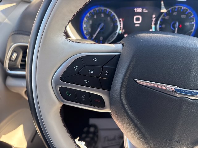 Used 2017 Chrysler Pacifica Limited FWD image 11