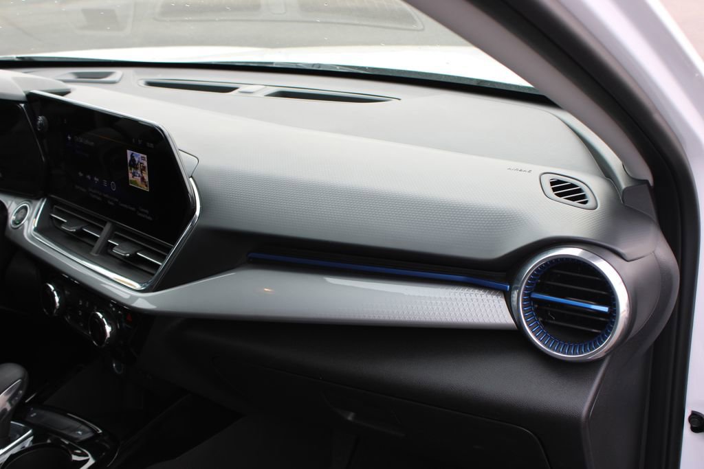 Used 2025 Chevrolet Trax LT w/ LT Convenience Package image 28