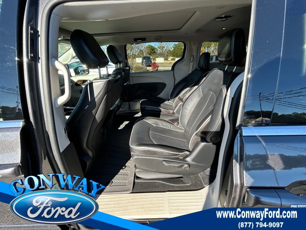 Used 2022 Chrysler Pacifica Limited w/ Uconnect Theater Family Group image 17
