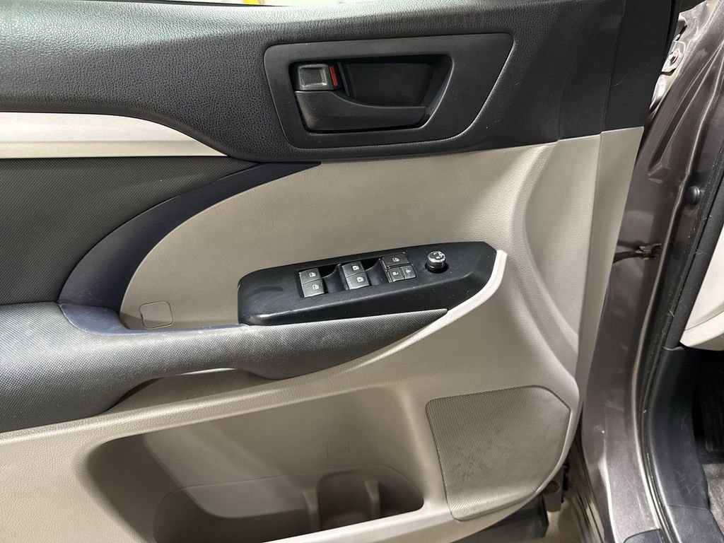 Used 2015 Toyota Highlander LE image 20