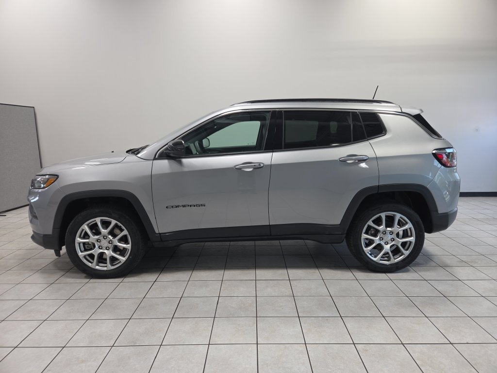 Used 2023 Jeep Compass Latitude AWD/4WD image 9
