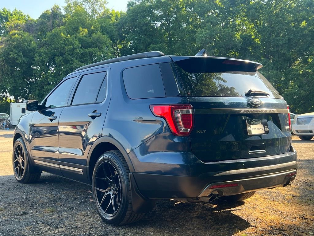 Used 2017 Ford Explorer XLT w/ Equipment Group 202A FWD image 3