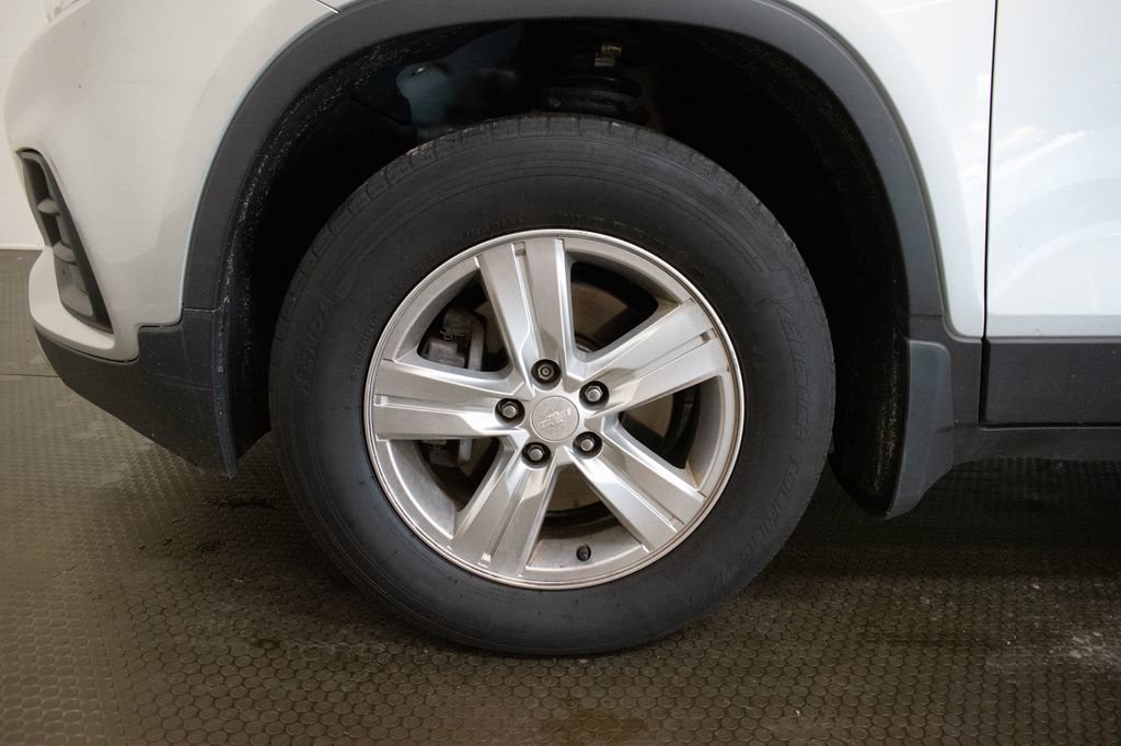 Used 2017 Chevrolet Trax LT w/ LT Convenience Package AWD/4WD image 9