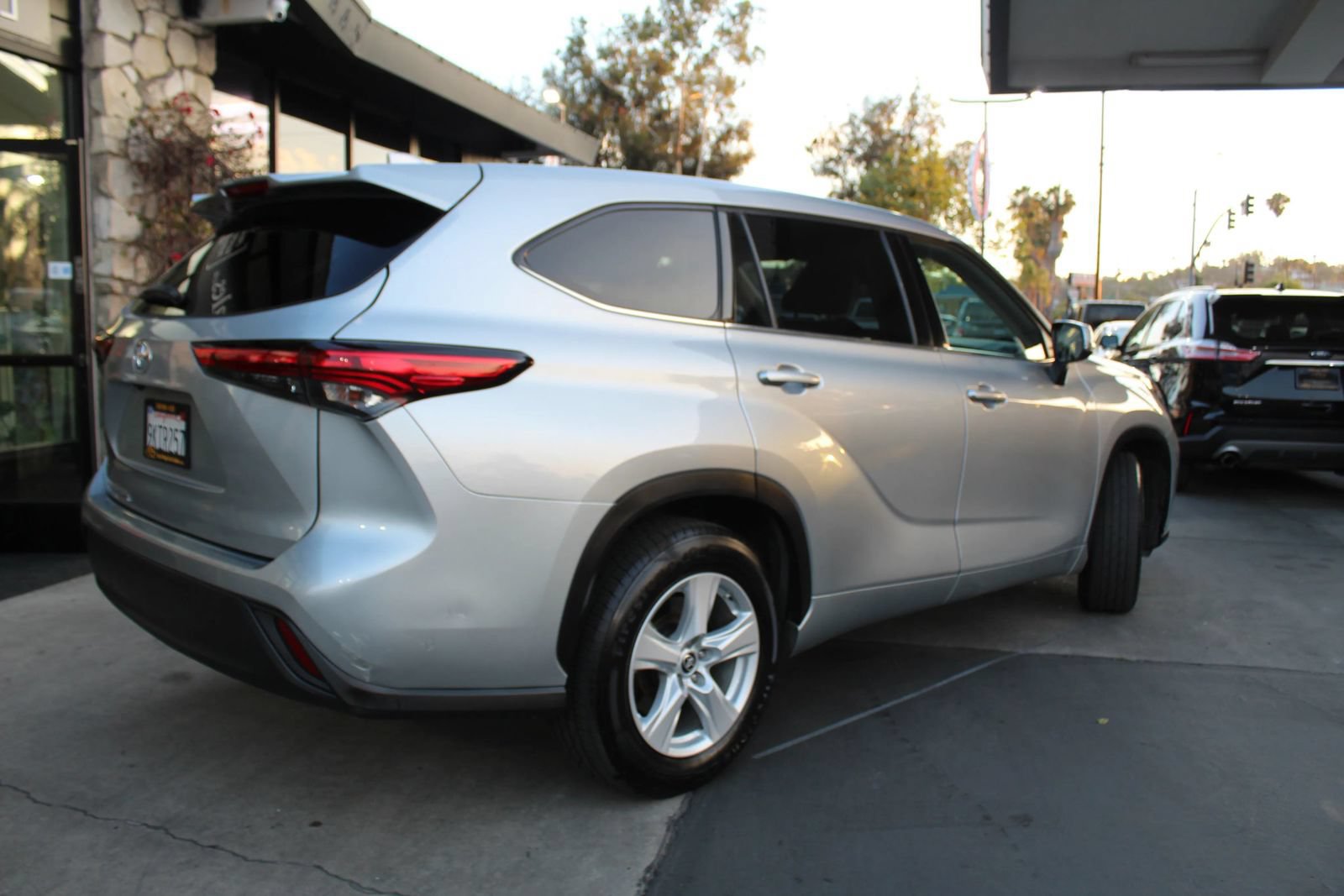 Used 2021 Toyota Highlander L FWD image 5