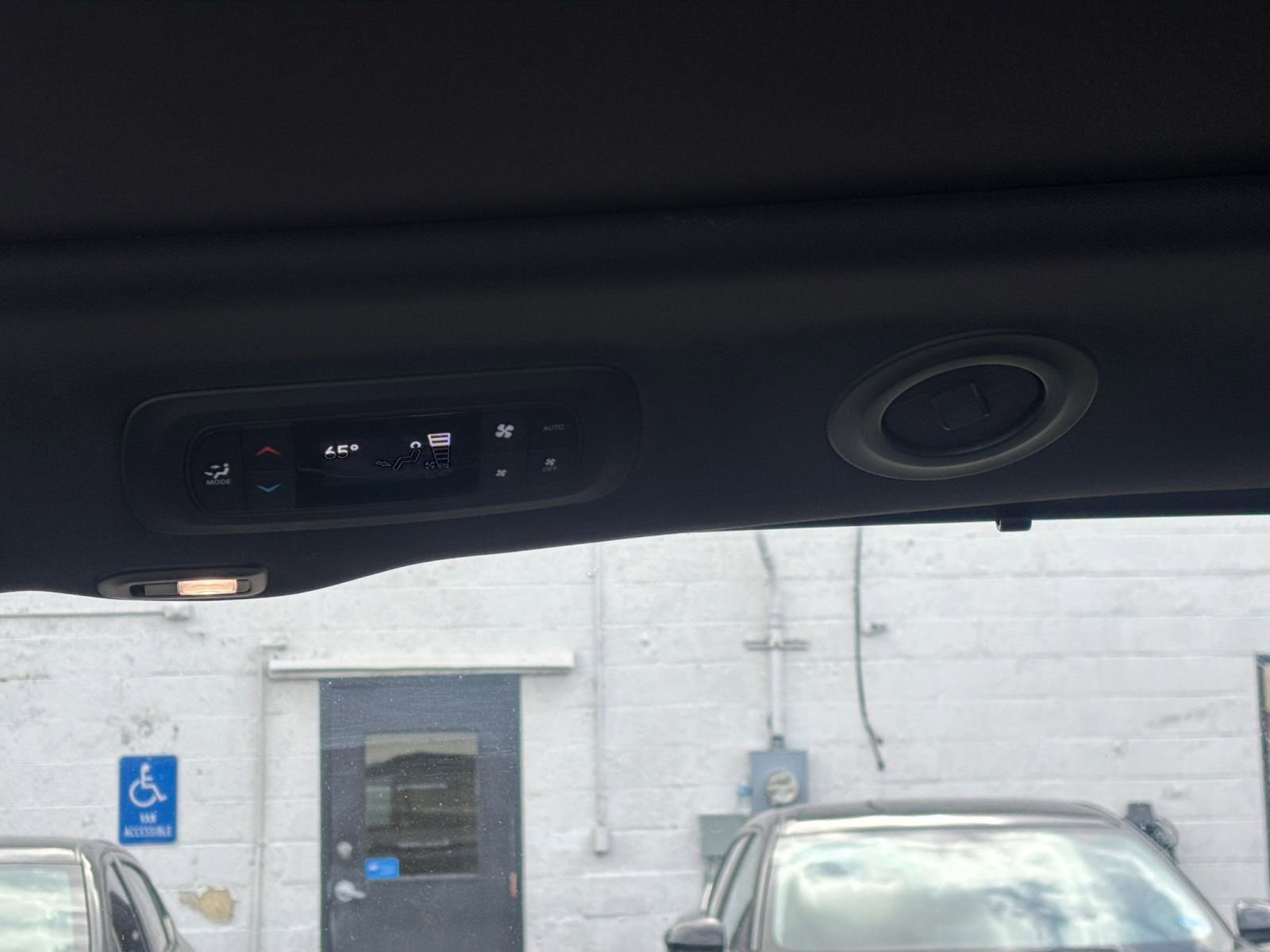 Used 2025 Chrysler Pacifica Limited image 25