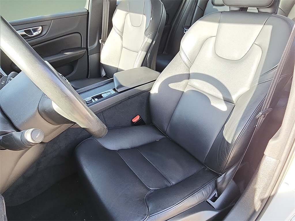 Used 2020 Volvo S60 T5 Momentum image 16