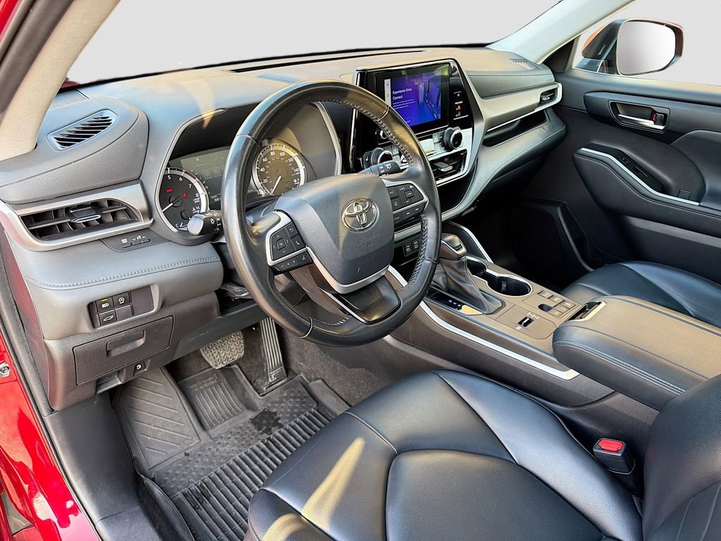 Used 2023 Toyota Highlander XLE FWD image 27