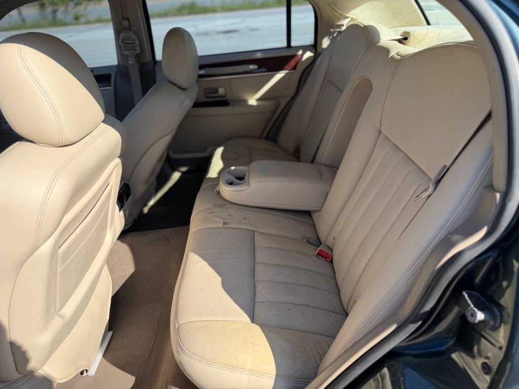 Used 2003 Lincoln Town Car Signature RWD image 11