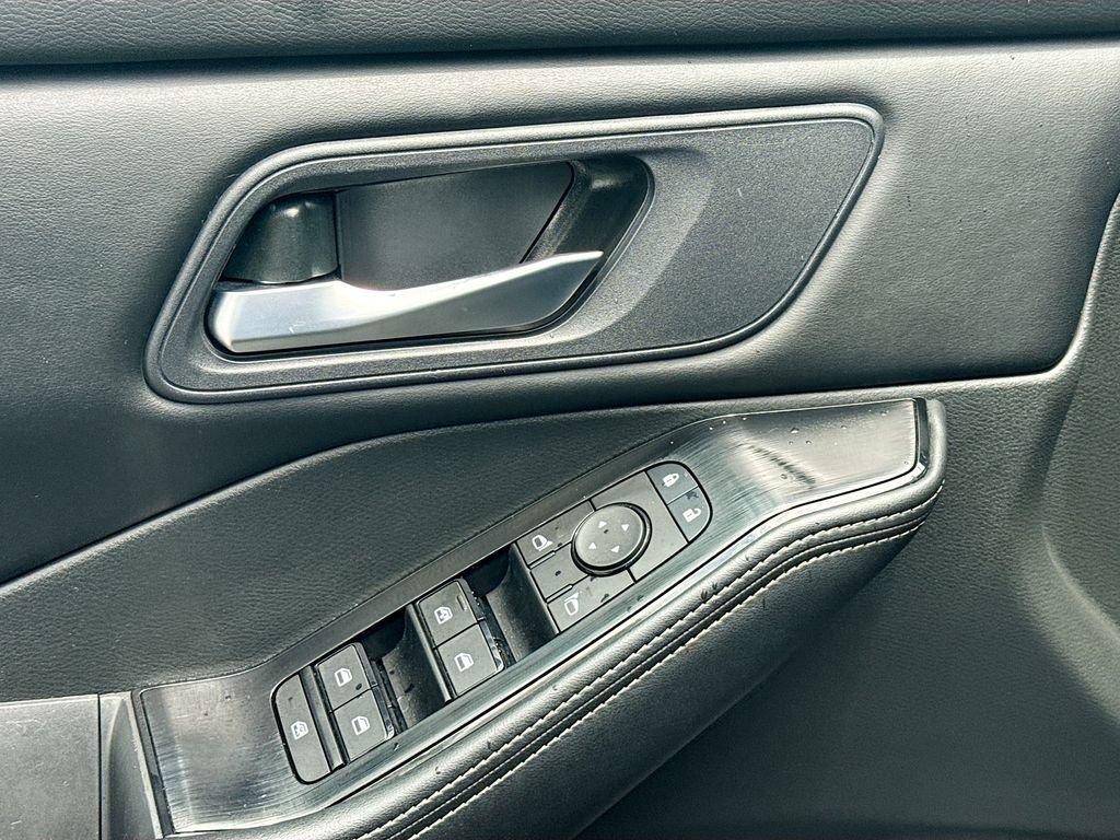 Certified 2025 Nissan Rogue SV FWD image 22