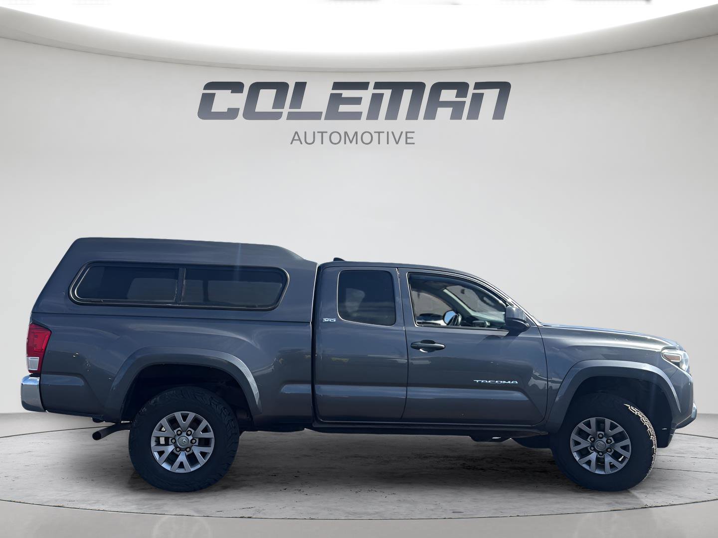 Used 2017 Toyota Tacoma SR5 w/ SR5 Appearance Package (SM) AWD/4WD image 6