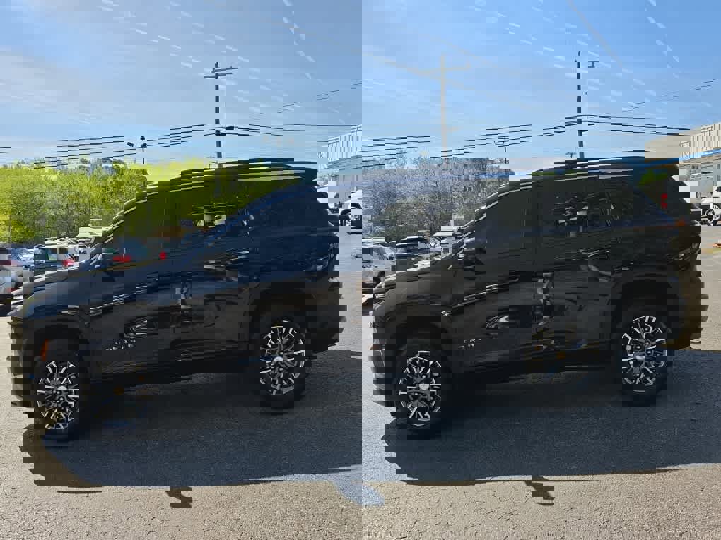 Used 2025 Chevrolet Traverse LT w/ Driver Confidence Package image 6