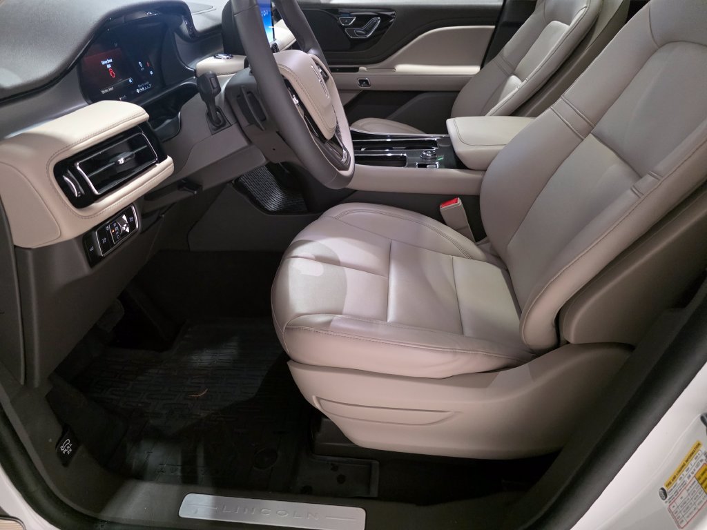 Used 2024 Lincoln Aviator AWD w/ Premium Package image 18