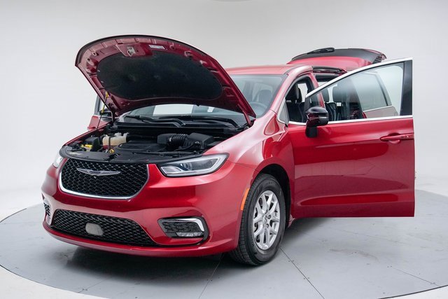 Used 2025 Chrysler Pacifica Select image 17