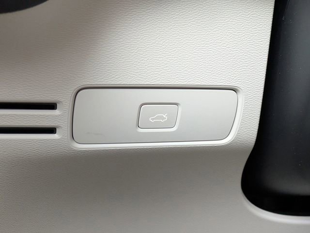 Used 2023 Volvo XC40 B5 Plus w/ Protection Package Premier image 27