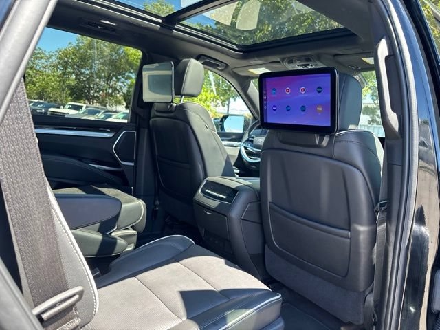 Used 2025 Cadillac Escalade Premium Luxury AWD/4WD image 35