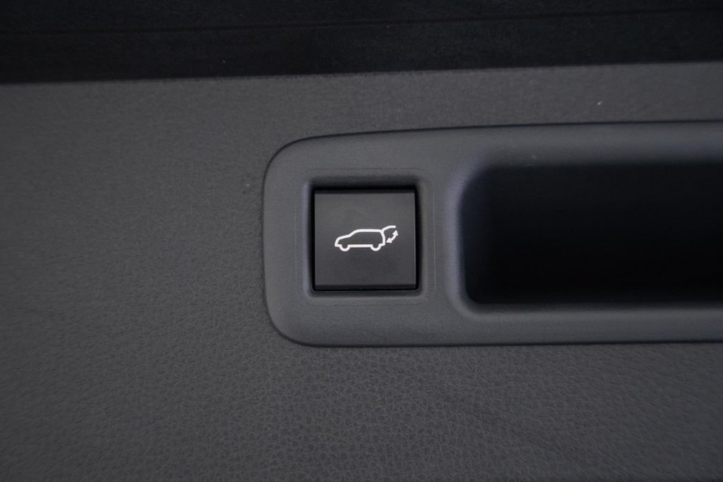 Used 2023 Toyota Highlander LE FWD image 9